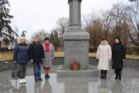 Напередодні Дня Гідності та Свободи відбулося покладання квітів до пам’ятника Небесної Сотні та всім борцям за незалежність України в Сквирській міській територіальній громаді.