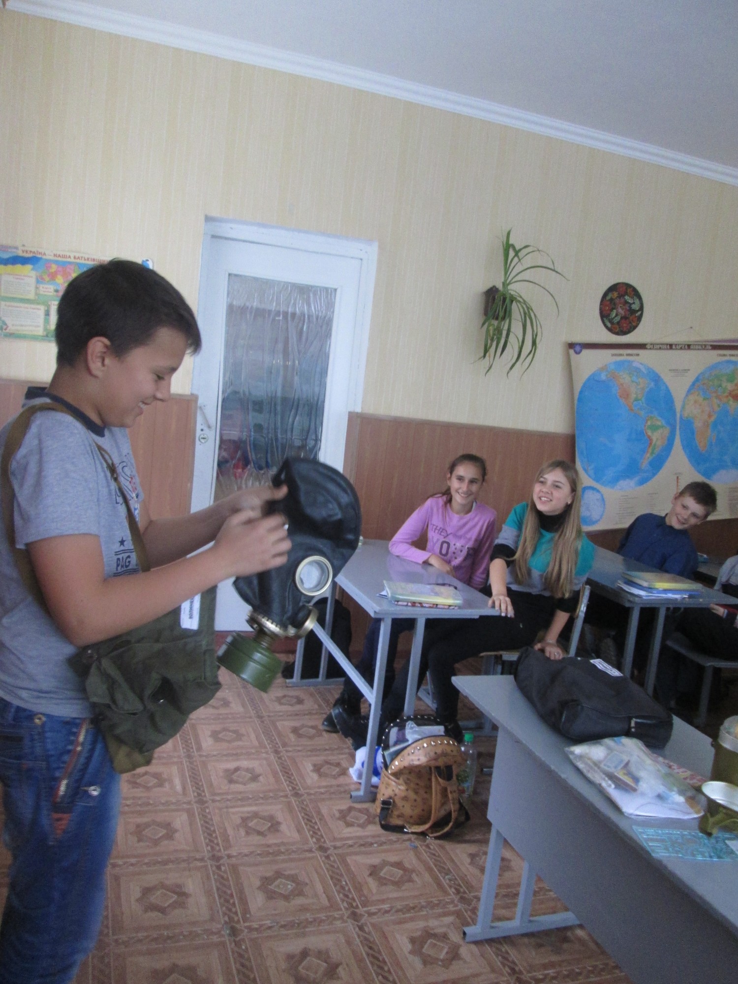 В рамках Тижня безпеки життєдіяльності рятувальники Сквирщини провели з учнями 7-х класів Загальноосвітньої школи № 4 м. Сквира провели бесіди по дотриманню пожежної безпеки осінньо-зимовий період